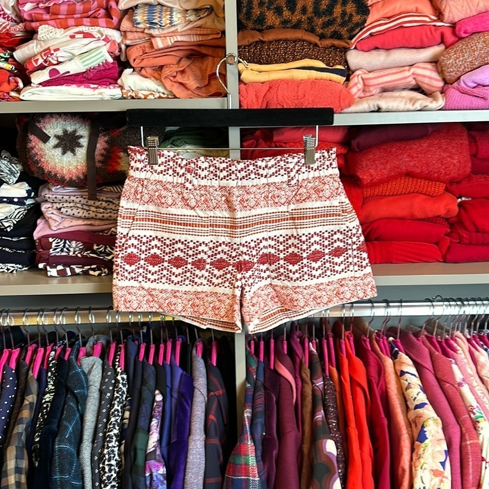 Loft size 00 (fits like 0-2) 3 1/2” white/coral/maroon patterned shorts​